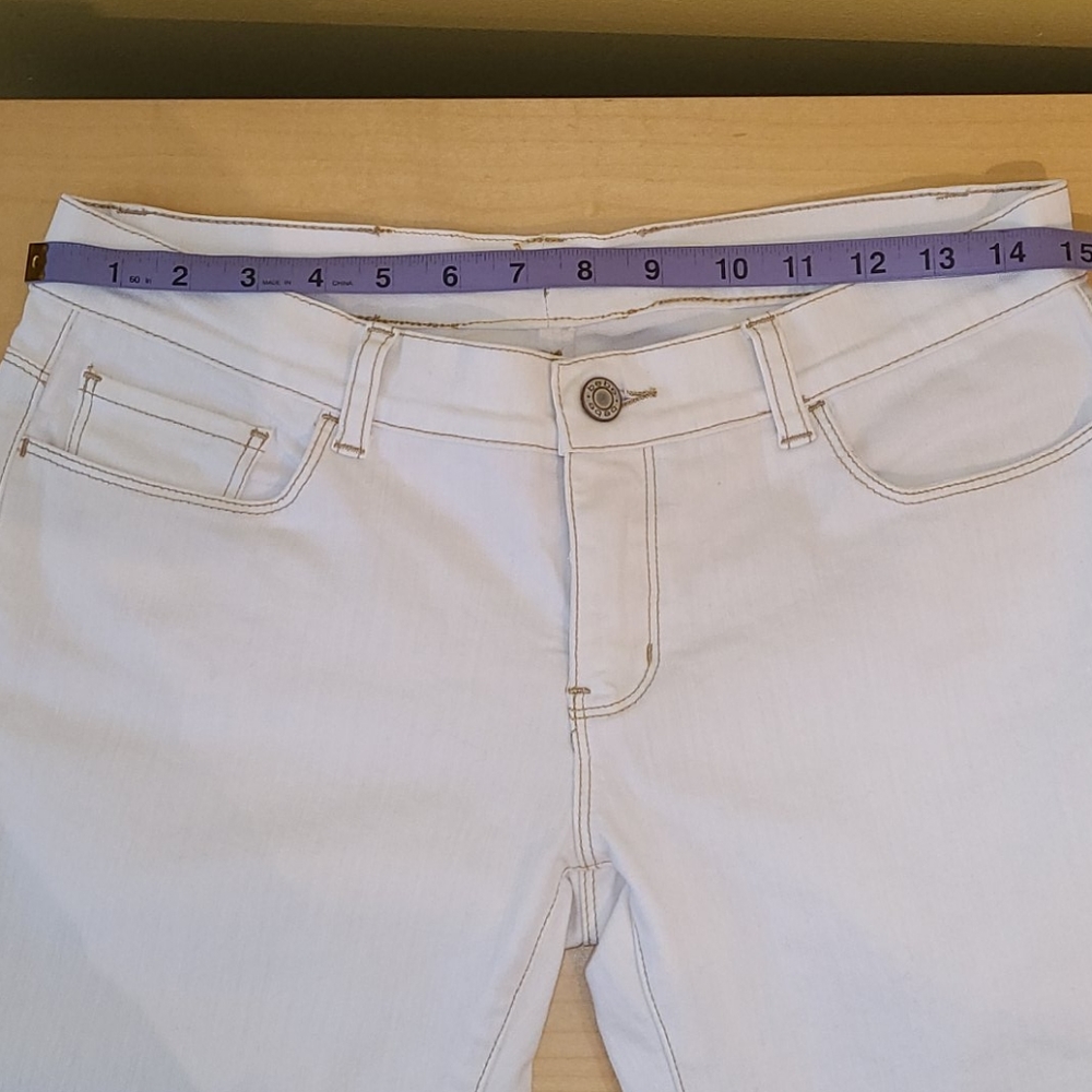 BEBE ♥ White Coral Design Bell Bottom Jeans - NWOT - Picture 4 of 12